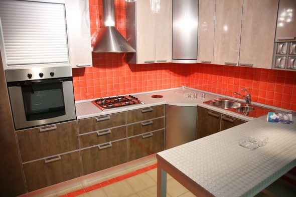 smėlio spalvos rudos virtuvės komplektas ir raudonas prijuostė