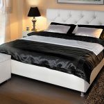 Czarno-białe łóżko z mechanizmem podnoszenia