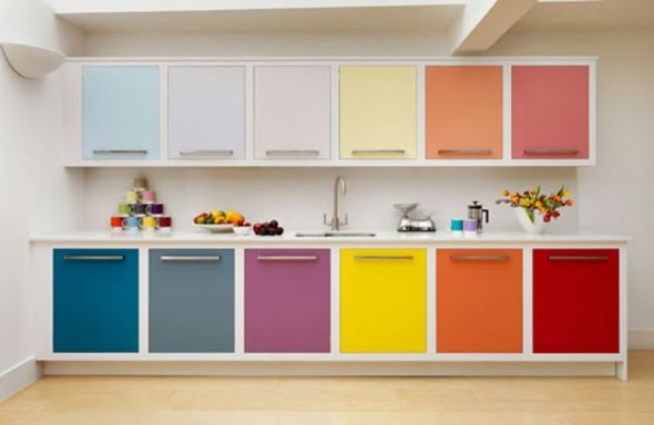 spalvotas virtuvės rinkinys