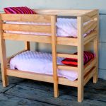 drewniane podwójne łóżko