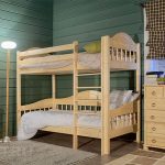 drewniane łóżko piętrowe