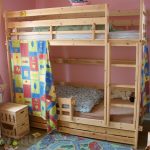 łóżko piętrowe w pokoju dziecięcym