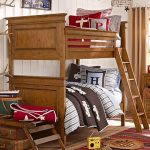 łóżko piętrowe w sypialni z drewna