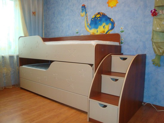 łóżko piętrowe z wysuwanym łóżkiem
