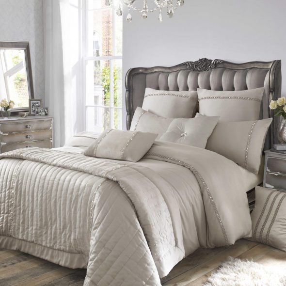 sovrum med grå möbler