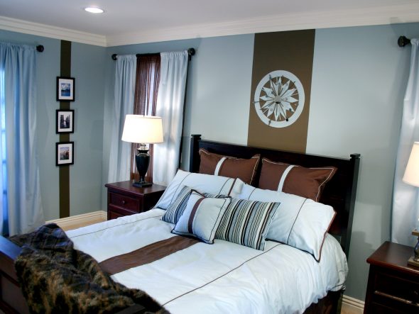 blått sovrum med bruna möbler