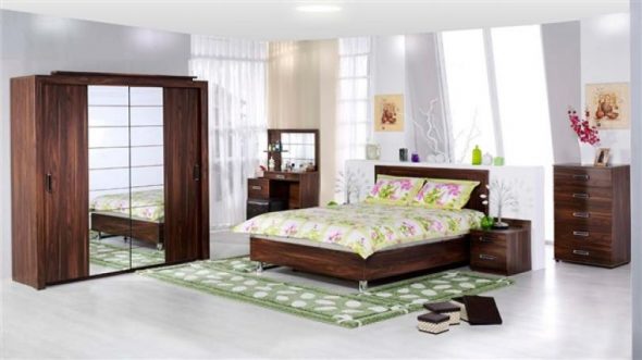 klasyczny model łóżka o ciemnym kolorze