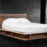 surowe łóżko drewniane