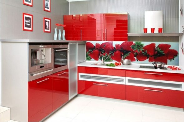 kırmızı bir mutfak için cam mutfak önlüğü
