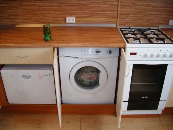kusina cupboard sa ilalim ng mini dishwasher