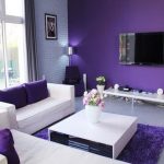 bílý fialový interiér místnosti