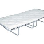 białe składane łóżko