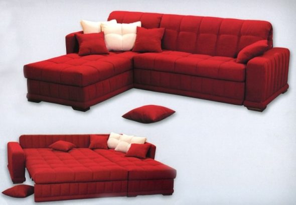 rozkładana sofa w kolorze czerwonym