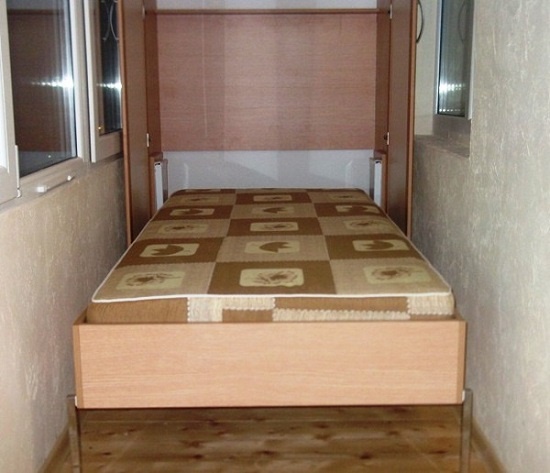 łóżko do garderoby na loggii