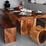 طاولة ومقاعد مصنوعة من الخشب