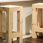 drewniany stołek barowy