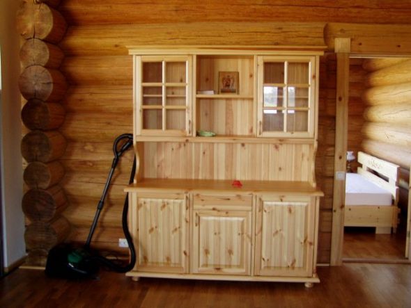 Дървен шкаф