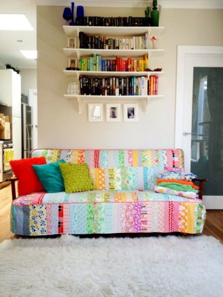 Pokrowiec na sofę z niewielkimi łatami z tkaniny - patchwork