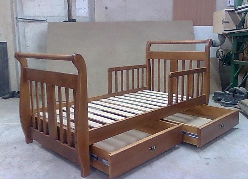 Masif ahşaptan yapılmış çocuk yatağı