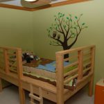 Ağaç evi şeklinde bebek yatağı