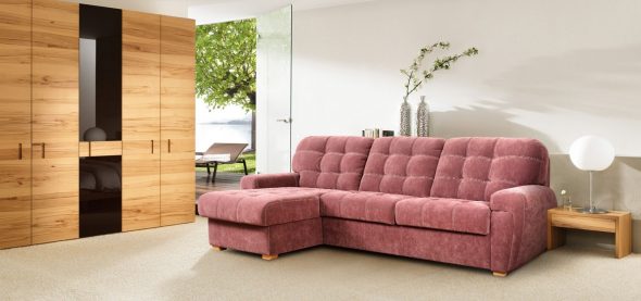 sofa z zamszową tapicerką