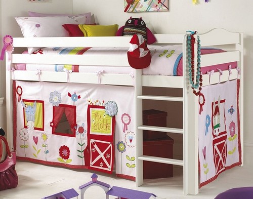 Mažų vaikų kambarių su palėpės lova dizainas