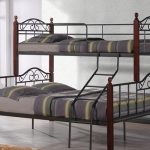 Patrová dřevěná postel