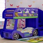 Bunk bed sa anyo ng isang bus na may cartoon character