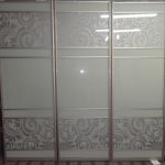 Fasader från glas till den glidande garderoben