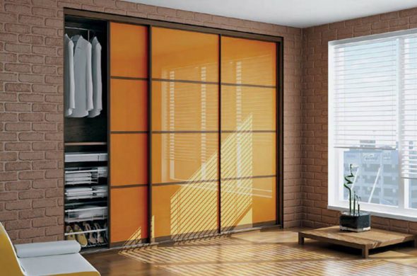 Glossy built-in wardrobes