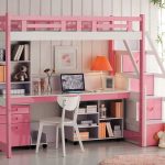 krevet u potkrovlju s radnim prostorom ružičastim