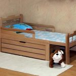 Drewniane łóżko dla dzieci DIY
