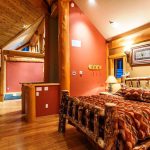 drewniane podwójne łóżka we wnętrzu