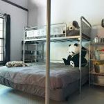 Metalowe łóżko piętrowe urządzone w nowoczesnym stylu