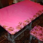 Przywrócenie starego stołu kuchennego zrób to sam w różowym kolorze