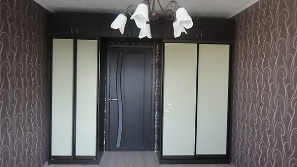Ang mga cabinets coupe na may mezzanine sa pinto