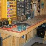 Pracovní stůl s vlastními rukama v garáži