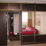 Built-in wardrobe na may mezzanine at case ng lapis