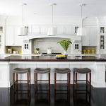 beyaz mutfak büyük bir mutfakta ayarla