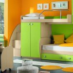 zielone łóżko dla dzieci na poddaszu