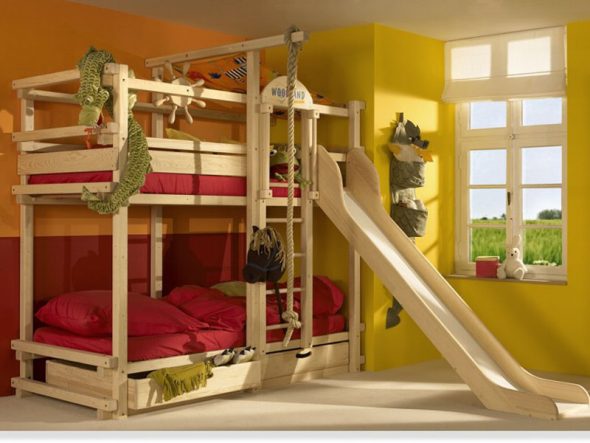 łóżko dla dzieci ze zjeżdżalnią i linami