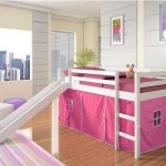 różowe łóżko dla dzieci na poddaszu