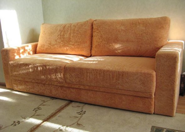 zamszowa sofa