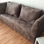 sofa z poduszkami zamszowymi
