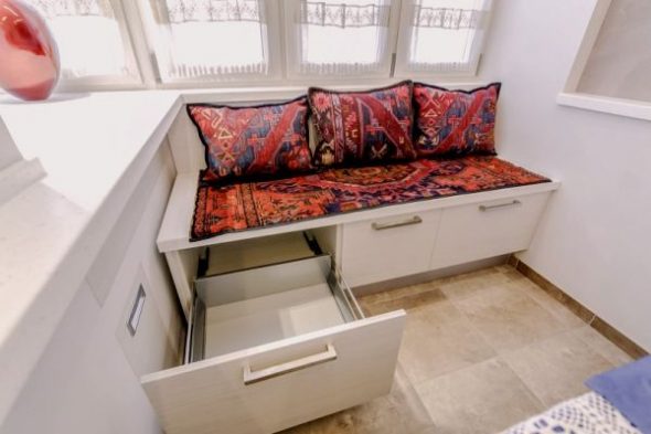 virtuvės dizaino sofa su stalčiais