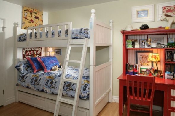 łóżko piętrowe w pokoju dziecięcym
