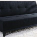 juoda suede sofa