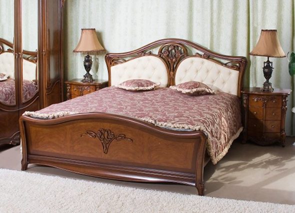 łóżko z litego drewna