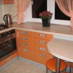 virtuvė 6 kvadratinių metrų oranžinė