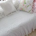 poduszka na narożnej białej kanapie